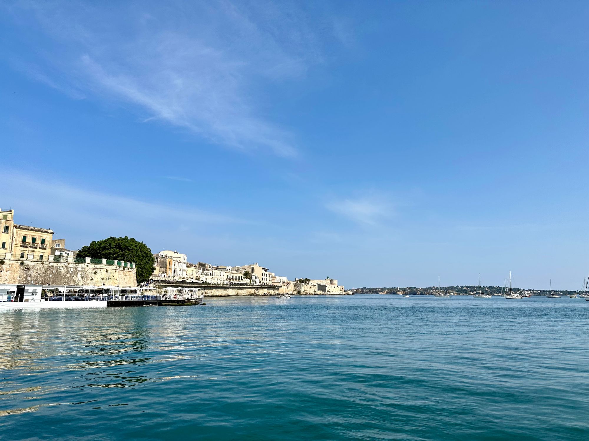 At the pier looking towards the waterfront / Alfeo promenade.